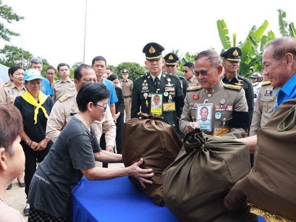 อ่างทอง พระบาทสมเด็จพระเจ้าอยู่หัว ทรงพระกรุณาโปรดเกล้า ฯ ให้ พลเอก ไพบูลย์ คุ้มฉายา องคมนตรี ร่วมกับมูลนิธิราชประชานุเคราะห์ เชิญสิ่งของพระราชทานมอบแก่ประชาชนผู้ประสบอุทกภัย และเชิญสิ่งของพระราชทานสำหรับเด็ก ณ จังหวัดอ่างทอง