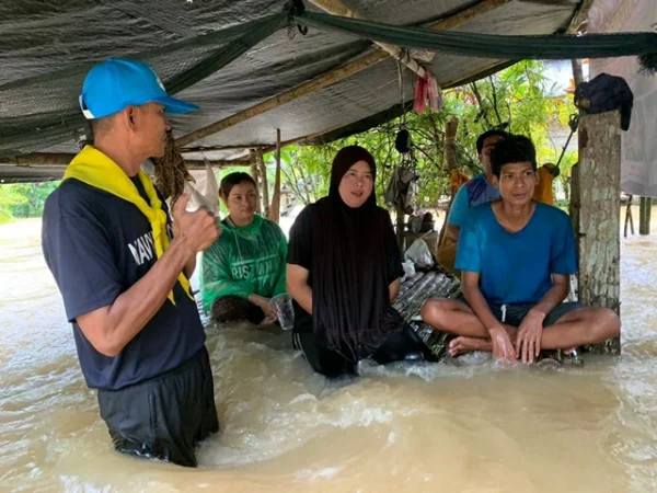 สตูล ทัพเรือภาคที่ 3 ยังคงมุ่งมั่นในการช่วยเหลือพี่น้องประชาชนที่ประสบอุทกภัย”