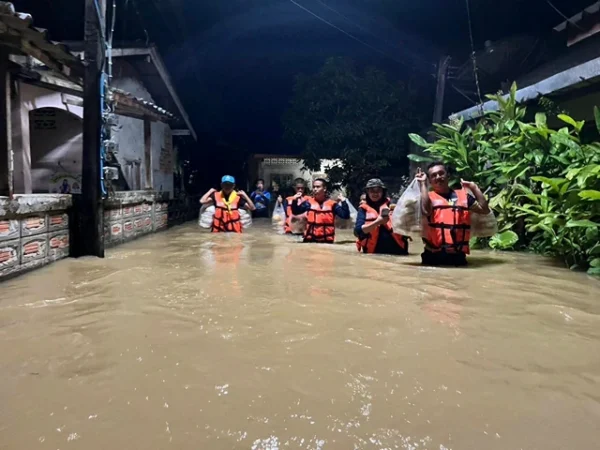 สตูล หน่วยปฏิบัติการต่อสู้อากาศยานและรักษาฝังที่ 452 เร่งช่วยเหลือประชาชนที่ได้รับผลกระทบจากอุทกภัยในพื้นที่อำเภอละงู จังหวัดสตูล ร่วมกับหน่วยงานภาครัฐในพื้นที่อย่างใกล้ชิด