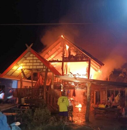 บุรีรัมย์-เสียงระเบิดตูม ไฟลุกพรึบไหม้สำนักทรงหมอปลา วอดทั้งหลัง