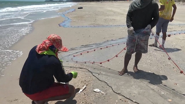 สงขลา-สองหนุ่มเพื่อนซี้ใช้เวลาว่างสร้างรายได้ นำอวนมาลากจับปลากระบอก