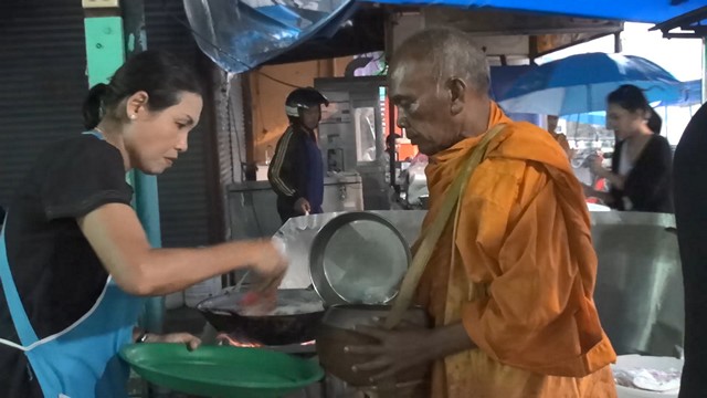 สงขลา-ประชาชนชาวสงขลาสวมเสื้อสีดำ-ขาวไว้ทุกข์ ออกมาทำบุญตักบาตรพระสงฆ์ท่ามกลางสายฝน ถวายเป็นพระราชกุศลแด่สมเด็จพระนางเจ้าสิริกิติ์ พระบรมราชินีนาถ พระบรมราชชนนีพันปีหลวง