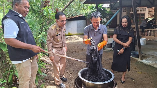 กระบี่-สำนักงานพัฒนาชุมชนจังหวัดกระบี่ ร่วมกับเครือข่าย OTOP จังหวัดกระบี่ จัดกิจกรรมย้อมผ้าสีดำ ถวายเป็นพระราชกุศล เพื่อให้ประชาชนได้สวมใส่แสดงความอาลัยสมเด็จพระพันปีหลวง