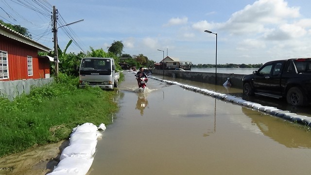 อ่างทอง-เมืองระดมกำลังช่วยกรอกกระสอบทรายช่วยย่านซื่อ หลังกระแสน้ำผุดจากเจ้าพระยาไหลเข้าท่วม