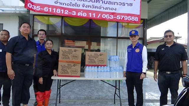 อ่างทอง -ไชโยได้รับผลกระทบ 600 ครัวเรือน ระดมทุกภาคส่วนรวมถึงนักเรียน เร่งเสริมคันกั้นน้ำ