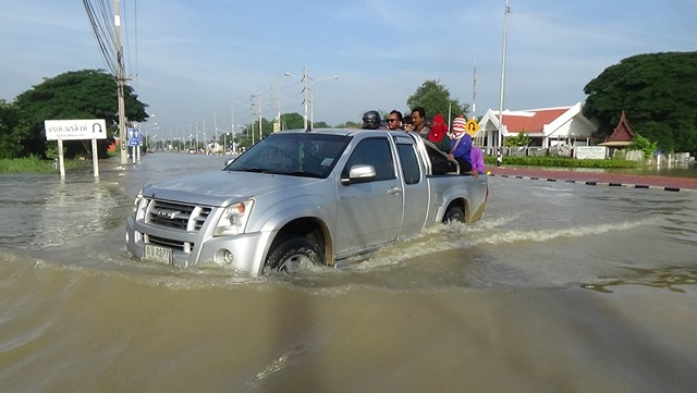 อ่างทอง- ถนนป่าโมก-สุพรรณ ยังปิดการจราจรชุมชนเทศบาลตำบลป่าโมก น้ำท่วมแล้ว 300 ครัวเรือน