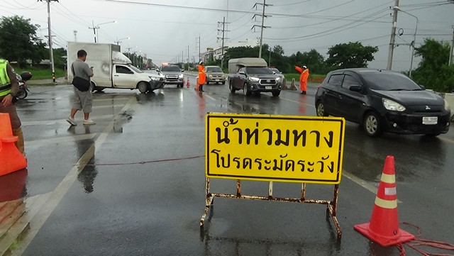 อ่างทอง-ป่าโมกอ่วม ถนนสาย 33 ท่วมหนักรถเล็กผ่านไม่ได้ ปิดการจราจร เร่งปั้นคันดินกู้ถนน