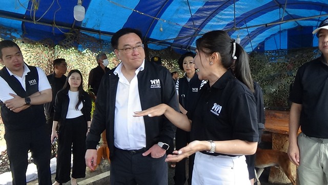 อ่างทอง -หัวหน้าพรรคเพื่อไทย ลงเรือมอบถุงยังชีพ พร้อมเร่งรัฐบาลจัดการน้ำอย่างเป็นระบบ