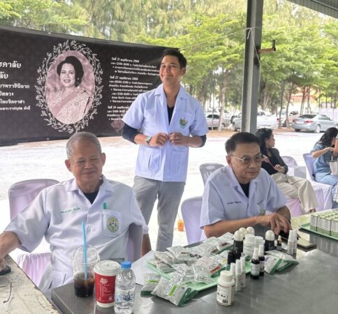 คณะแพทย์แผนไทยจิตอาสาได้ออกหน่วยแพทย์แผนไทย ถวายการรักษา พระสงฆ์และประชาชนน้อมส่งเสด็จสู่สวรรคาลัยถวายความอาลัยสมเด็จพระนางเจ้าสิริกิติ์ พระบรมราชินีนาถ พระบรมราชชนนีพันปีหลวง