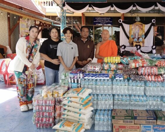 เจ้าคณะเขตบางบอนเจ้าอาวาสวัดบางบอนพร้อมคณะที่ปรึกษาผู้ตรวจการอัยการลูกศิษย์เดินหน้าช่วยผู้ประสบภัยน้ำท่วมอำเภอหาดใหญ่