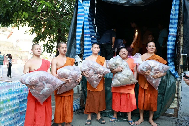 เชียงใหม่- พระครูอ๊อดวัดเจดีย์หลวง ระดมพลังน้ำใจช่วยใต้!