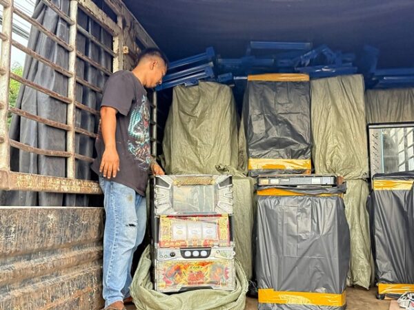 ชลบุรี-ตำรวจสัตหีบบุกจับ “ตู้สล็อตเถื่อน” 49 เครื่อง พบชาวจีนควบคุมขนย้าย เร่งสอบโยงแก๊งสแกมเมอร์จีนเทา