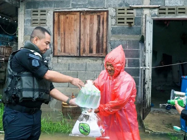 ปัตตานี- ผู้การเก่งลุยทันที !! หลังจากวานนี้ ได้ลงพื้นที่ไปตรวจดูสถานการณ์น้ำในแม่น้ำปัตตานี ทั้งสาย-เล็กใหญ่ คาดว่ามีแนวโน้มน้ำอาจจะเพิ่มสูงขึ้นต่อเนื่อง