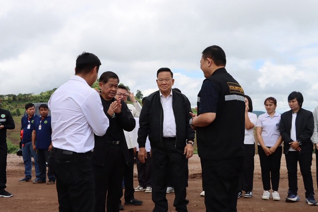 เพชรบูรณ์ – “สันติ พร้อมพัฒน์” ควง “วันเพ็ญ-อัครเดช” ลงพื้นที่บึงสามพัน ตรวจเยี่ยมโครงการซ่อมแซมถนน ชาวบ้านแห่ต้อนรับคึกคัก