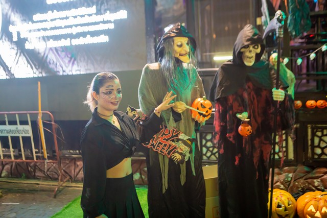 พัทยา สถานบันเทิงตกแต่งร้านรับฮาโลวีน นทท.ต่างชาติแห่ถ่ายรูปเป็นที่ระลึก