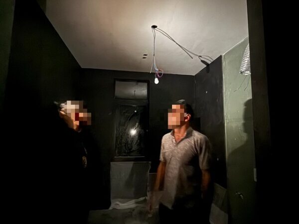 สุราษฎร์ธานี-ตำรวจท่องเที่ยวเกาะพะงันรวบ 2 ชาวอาเซอร์ไบจาน ลักลอบทำงาน “ช่างไฟฟ้า” ผิดกฎหมาย แย่งอาชีพคนไทย