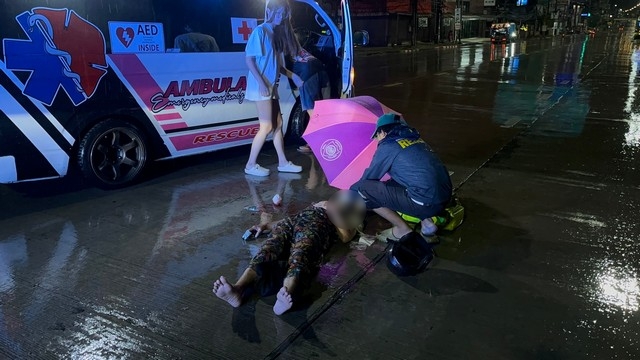 ชลบุรี-หนุ่มขี่ จยย.ผ่าสายฝนถนนลื่นชนท้ายรถขยะเจ็บสาหัส