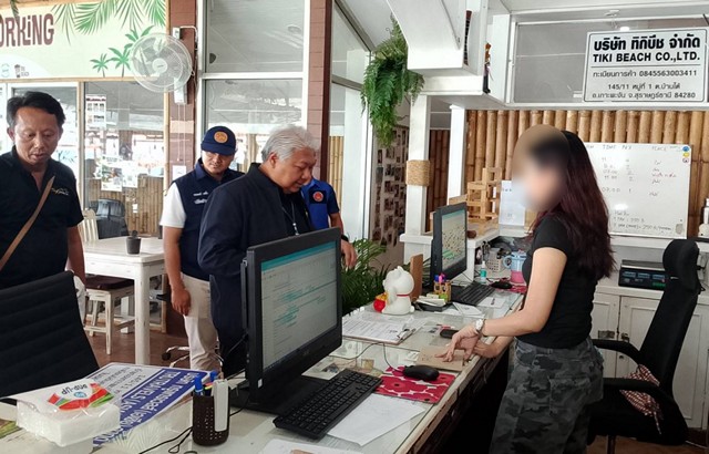 สุราษฎร์ธานี-ตำรวจท่องเที่ยวผนึกกรมการท่องเที่ยว บุกรวบ 3 ผู้ต้องหาคาโรงแรมเกาะพะงัน