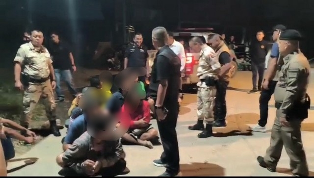 จันทบุรี-สืบภาค 2 -ผู้ว่าฯจันท์ บูรณาการ ลงปูพรหม ค้นหายาเสพติดแหล่งมั่วสุมกันในชุมชนแห่งหนึ่ง “ตะลึงพบผู้เสพ 100 กว่าราย”-ผู้ค้ายาเสพติดตามหมายจับอีก 2 ราย