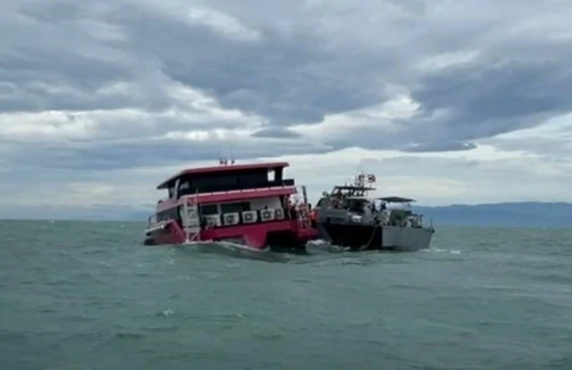 ศรชล.ภาค 1 เร่งให้การช่วยเหลือเรือ “เสือดำโกลว์” ผู้โดยสารกว่า 97 คน หลังเกิดรอยแตกที่ท้องเรือ น้ำทะลักเข้า