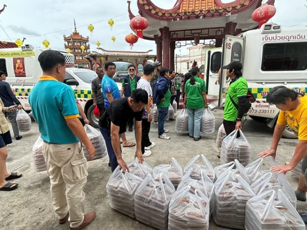 ยะลา-เบตง / เปิดครัวทำอาหารนำไปช่วยเหลือผู้ประสบภัยน้ำท่วม