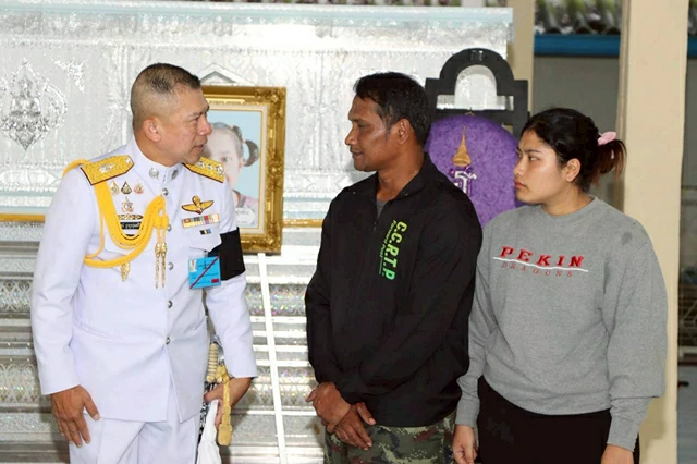 สมเด็จพระกนิษฐาธิราชเจ้า กรมสมเด็จพระเทพรัตนราชสุดาฯ สยามบรมราชกุมารี พระราชทานพวงมาลาแก่นักเรียนโรงเรียน ตชด. เสียชีวิตจากเหตุดินโคลนถล่มทับบ้าน ในพื้นที่ จ.สตูล