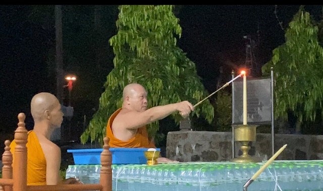 ตราด-พิธีอาบน้ำเพ็ญ วัดหาดทรายแดง ต.หาดเล็ก กว่า 100 คน วันลอยกระทง 2568 หนึ่งปีมีครั้งเดียว