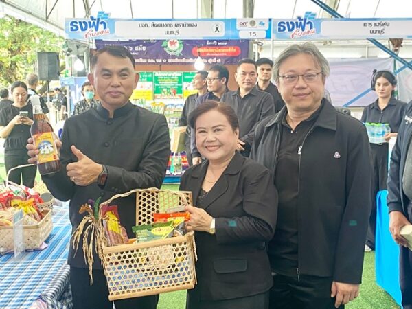 ตราด สุดเจ๋ง เปิด ธงฟ้าเยียวยาและกระตุ้นเศรษฐกิจชายแดน จังหวัดตราด ชาวบ้านแห่ซื้อทั้งราคาถูกและคนละครึ่งเพื่อประหยัดรายได้ในครัวเรือน