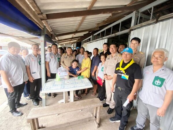 ตราด-จัดโครงการตราดรวมใจ บริการเคลื่อนที่ รับฟังทุกข์สุขประชาชน ร่วมกับหน่วยแพทย์เคลื่อนที่ พอ.สว. ประจำจังหวัดตราด ให้บริการประชาชนในพื้นที่อำเภอคลองใหญ่