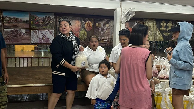 พัทลุง-น้ำใจคนไทยหลั่งไหลสู่ผู้ประสบภัยพัทลุง มอบถุงยังชีพ 500 ชุด บรรเทาความเดือดร้อนชาวบ้าน