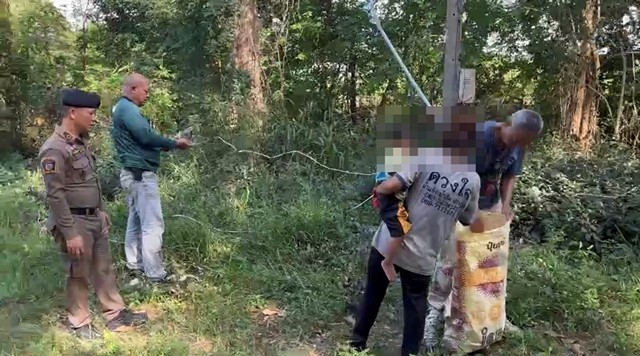 กาฬสินธุ์-ตร.จับโจรแม่ลูกอ่อนแสบ ตะเวนขโมยสายไฟ-ทรัพย์สินชาวบ้าน หาเงินซื้อยาบ้าเสพ