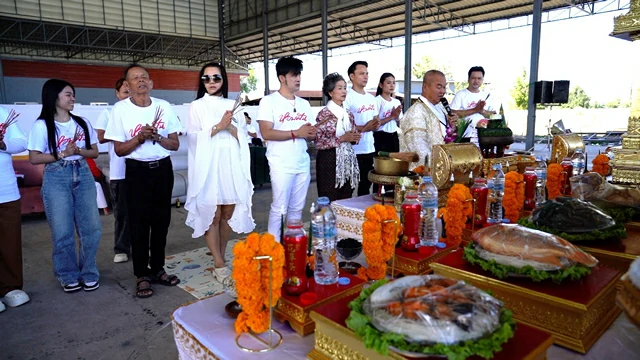 ขอนแก่น-บอสโจ” ควง “อุ๋งอิ๋ง” ร่วมบวงสรวงเปิดกองถ่ายทำภาพยนต์”หอบฝัน” เล่าชีวิตจริงวัยเด็กก่อนก้าวสู่นางเอกหมอลำแนวหน้าของไทย ดังไกลทั่วโลก  คาดลงจอ ม.ค.69 คอหวยไม่พลาดเลขธูปในพิธี