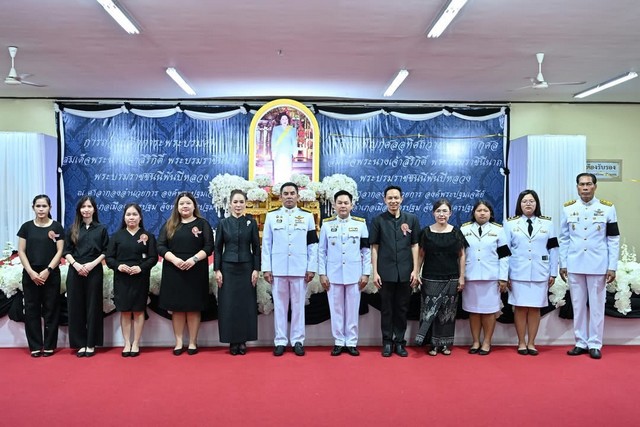 นครปฐม-ข้าราชการและประชาชนในจังหวัดนครปฐม ร่วมพิธีบำเพ็ญกุศลพระพิธีธรรมสวดพระอภิธรรม เพื่ออุทิศถวายพระราชกุศลแด่ สมเด็จพระนางเจ้าสิริกิติ์ พระบรมราชินีนาถ พระบรมราชชนนีพันปีหลวง