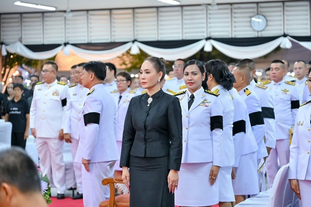 นครปฐม-ข้าราชการและประชาชนในจังหวัดนครปฐม ร่วมพิธีบำเพ็ญกุศลพระพิธีธรรมสวดพระอภิธรรม เพื่ออุทิศถวายพระราชกุศลแด่ สมเด็จพระนางเจ้าสิริกิติ์ พระบรมราชินีนาถ พระบรมราชชนนีพันปีหลวง