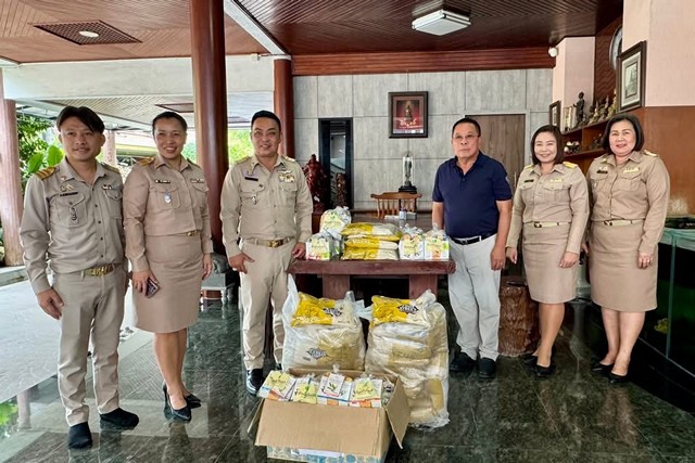 นครปฐม-คณะผู้บริหารโรงเรียนราชินีบูรณะรับมอบข้าวสารและยาสามัญประจำบ้านให้กับนักเรียนที่ได้รับผลกระทบจากน้ำท่วม