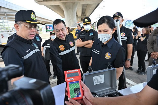 นครปฐม-ปฏิบัติการ Kick Off “รัฐเข้ม ตรวจจับ ปรับจริง ห้ามใช้รถควันดำ” เพื่อเป็นการลดมลพิษด้านฝุ่นละอองจากภาคคมนาคม