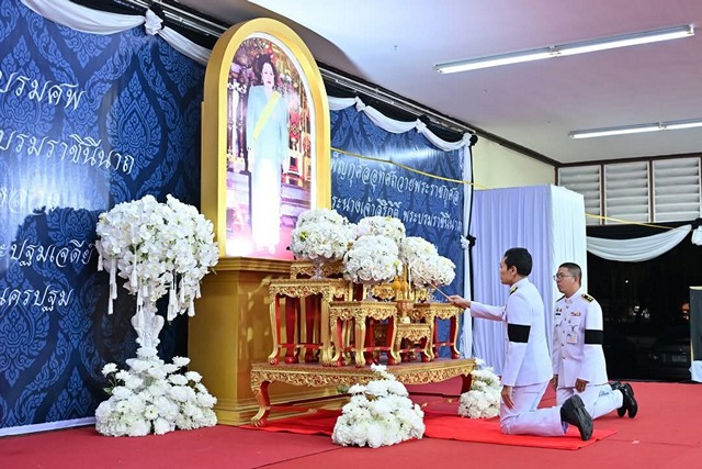 นครปฐม-รองผู้ว่าราชการจังหวัดนครปฐม นำข้าราชการ และประชาชน ร่วมพิธีบำเพ็ญกุศลพระพิธีธรรมสวดพระอภิธรรม เพื่ออุทิศถวายพระราชกุศลแด่ สมเด็จพระนางเจ้าสิริกิติ์ พระบรมราชินีนาถ พระบรมราชชนนีพันปีหลวง