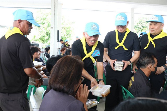 สุพรรณบุรี-ผบช.7 ลงพื้นที่มอบของให้กับประชาชนในจังหวัดสุพรรณบุรีที่ประสบอุทกภัยน้ำท่าม