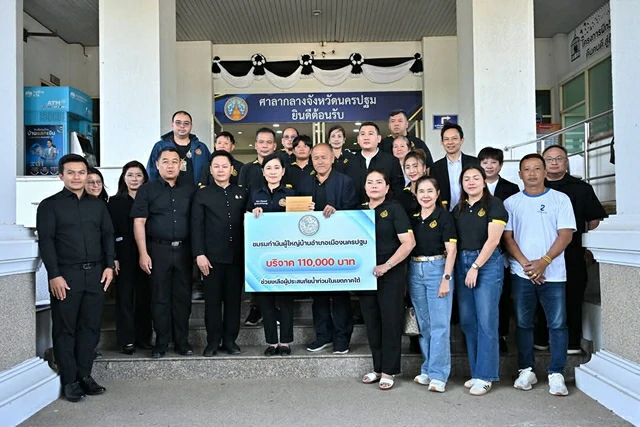 นครปฐม-ชมรมกำนันผู้ใหญ่บ้าน และชาวตำบลมาบแค อ.เมืองนครปฐม มอบเงินและสิ่งของจำเป็นเพื่อช่วยเหลือผู้ประสบอุทกภัยในพื้นที่ภาคใต้