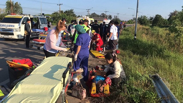 ร้อยเอ็ด…หวิดดับยกคัน“บัส”รับส่งพนักงานเสียหลัก ชนเสาไฟฟ้าพลิกคว่ำล้อชี้ฟ้า เจ็บกว่า 20 ราย