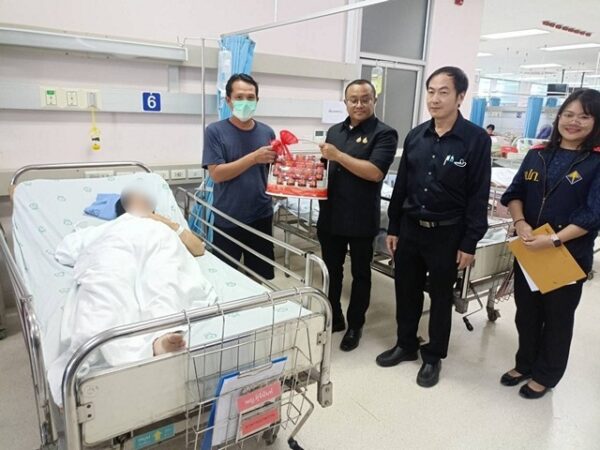 ร้อยเอ็ด…ผู้ว่าฯร้อยเอ็ด เยี่ยมให้กำลังใจมอบเงินสงเคราะห์ แก่ผู้ประสบอุบัติเหตุรถบัสรับส่งคนงาน