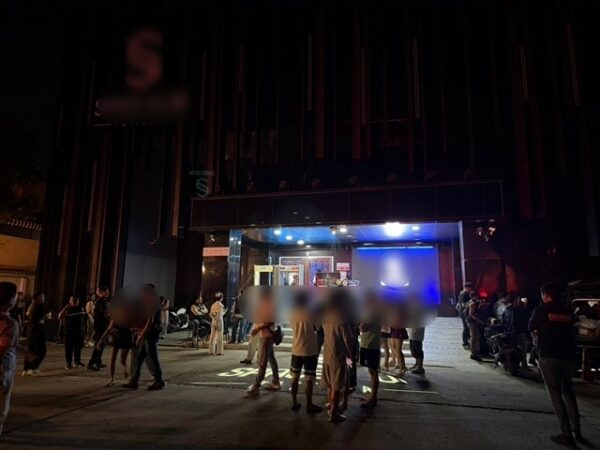 ตร.บุกจับผับคนจีน รวบฉี่ม่วง 12 ราย เวียดนามทำงานอื้อ สุดงง งดสื่อเข้าบันทึกภาพ