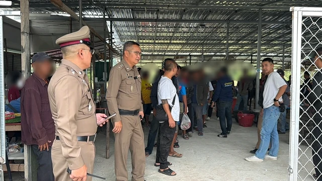 ชลบุรี-ปกครอง ตำรวจ บุกจับบ่อนไก่ชนรวบเซียนไก่นับร้อย