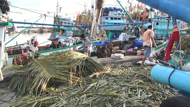 สงขลา-ชาวประมงสงขลาเตรียมออกเรือทำการประมงในวันนี้ โดยลงน้ำแข็งและเติมน้ำมัน เตรียมเครื่องมือทำการประมงลงเรือ หลังคลื่นลมในทะเลลดความรุนแรงลง