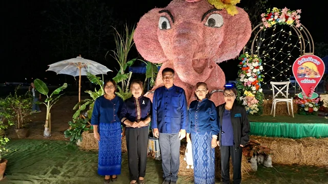 อุตรดิตถ์-คึกคัก นักท่องเที่ยวร่วมเปิดงานทำบุฯกองข้าว ชมหุ่นฟางยักษ์