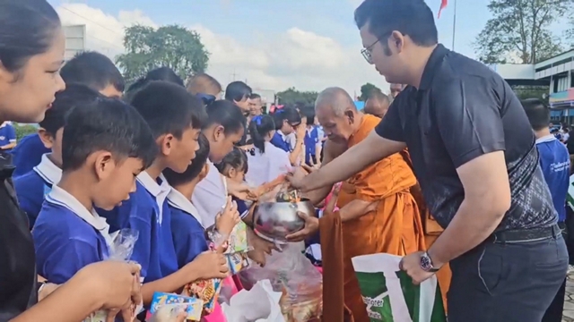 สงขลา-โรงเรียนวงศ์วิทย์ จัดพิธีทำบุญตักบาตร เพื่อเป็นสิริมงคลกับครู ผู้ปกครอง และ นักเรียน เป็นการส่งท้ายปีเก่า ต้อนรับปีใหม่ หลัง น้ำลด