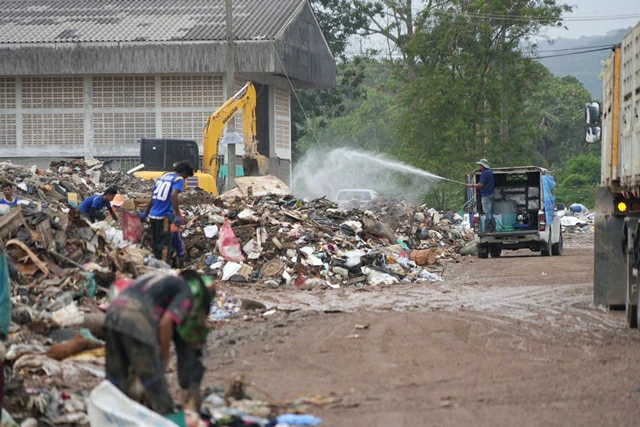 สงขลา-สู้กลิ่น-ฆ่าเชื้อ! อบจ.สงขลา ลุยปฏิบัติการ ‘บินโดรน’ ฉีดพ่นน้ำยาจัดการขยะน้ำท่วมหาดใหญ่ ณ บ่อขยะเกาะแต้ว