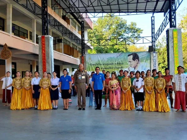ลำพูน – องคมนตรี และประธานกรรมการบริหาร มูลนิธิราชประชานุเคราะห์ ในพระบรมราชูปถัมภ์ ตรวจเยี่ยมผลการดำเนินงาน มอบสิ่งของพระราชทาน แก่นักเรียนโรงเรียนราชประชานุเคราะห์ 26