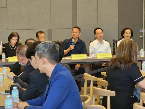 สุโขทัย-อดีตรองนายกรัฐมนตรีและรัฐมนตรีว่าการกระทรวงสาธารณสุขเปิดบ้านรับฟังความคิดเห็นของประชาชนในการบริหารจัดการน้ำและการพัฒนาจังหวัดสุโขทัย