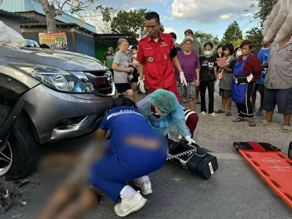 นครนายก-รถปิกอัพชนรถจยย.เลี่ยวขวาเข้าตลาดนัดเสียชีวิตในที่เกิดเหตุ